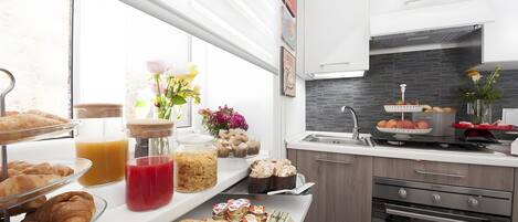 Køleskab, kaffe-/temaskine, elkedel