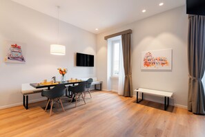 Toetasjesleilighet, byutsikt, executive-nivå | Oppholdsområde | TV