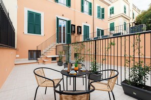 Superior Apartment, Courtyard View | Terrace/patio