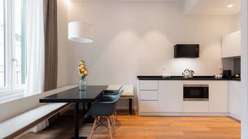 Deluxe-Apartment, Blick auf den Innenhof | Wohnbereich