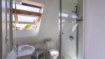 Een douche, een haardroger, handdoeken