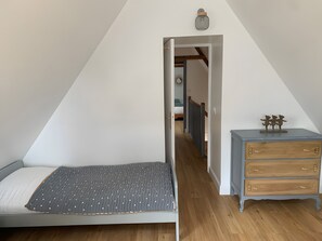 4 bedrooms, iron/ironing board, WiFi, bed sheets