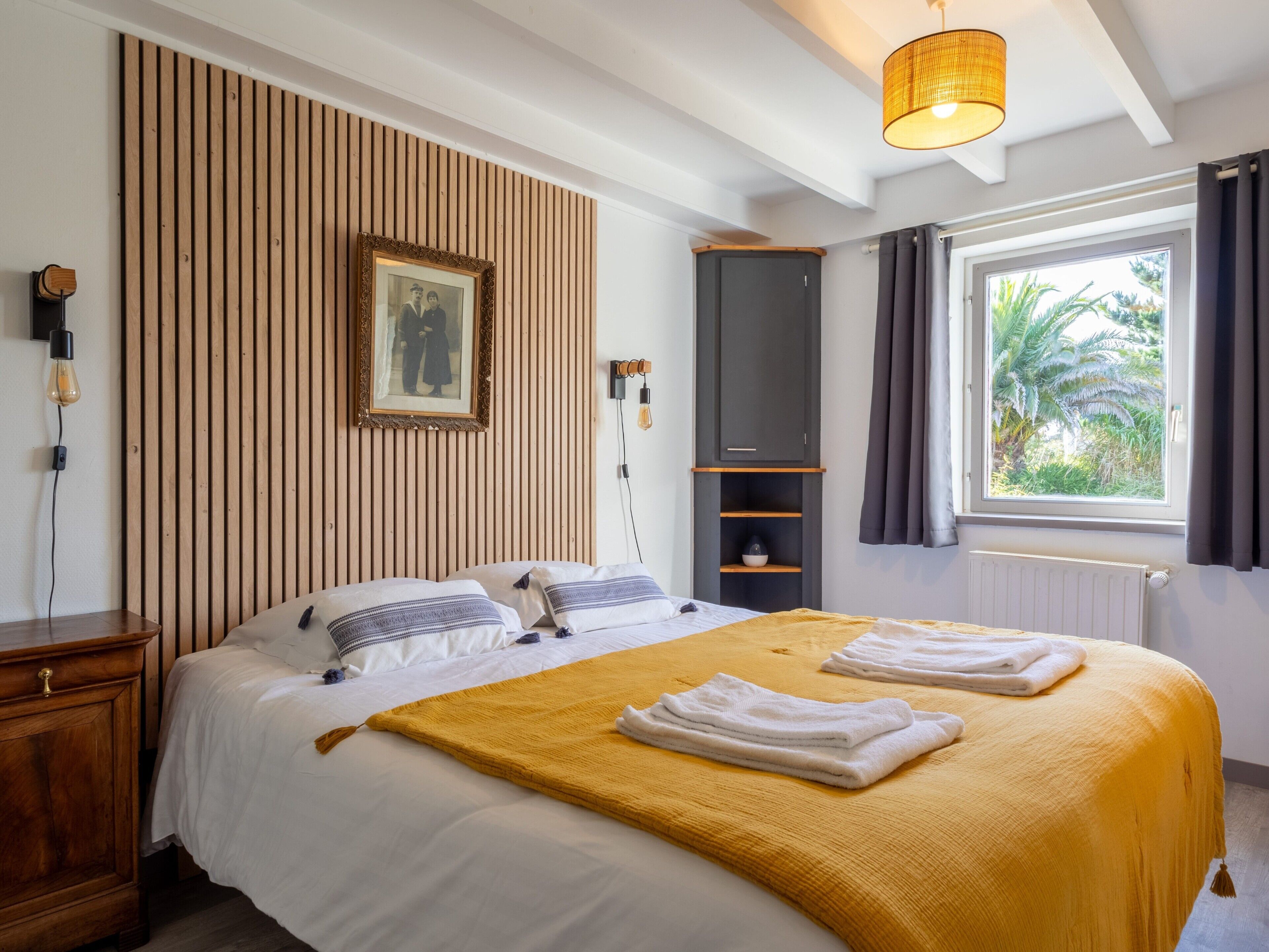 4 bedrooms, iron/ironing board, WiFi, bed sheets