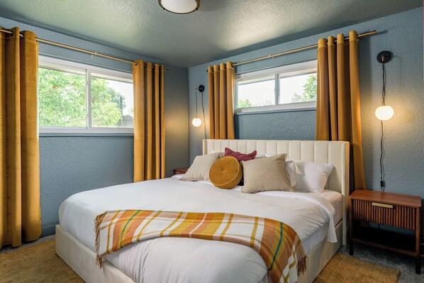 5 bedrooms, iron/ironing board, WiFi, bed sheets