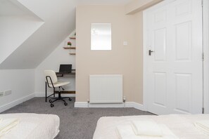 Tabla de planchar con plancha, wifi gratis y ropa de cama 