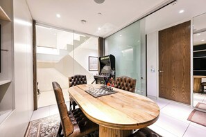 Dining - Luxe 3BR/4BA Home w/ Air Con Games 5min Selfridges (Greater London)