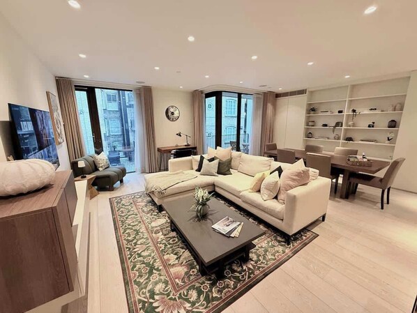 Televisie, tafelvoetbal, een stereo en een kantoor