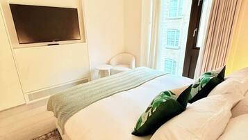 Iron/ironing board, WiFi, bed sheets