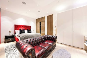 Iron/ironing board, WiFi, bed sheets - Luxe 3BR/4BA Home w/ Air Con Games 5min Selfridges (Greater London)