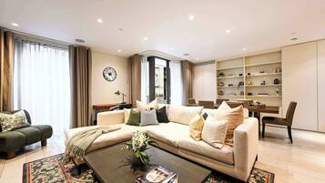 TV, fotballspill, stereoanlegg og kontorer