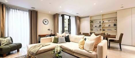 TV, fotballspill, stereoanlegg og kontorer