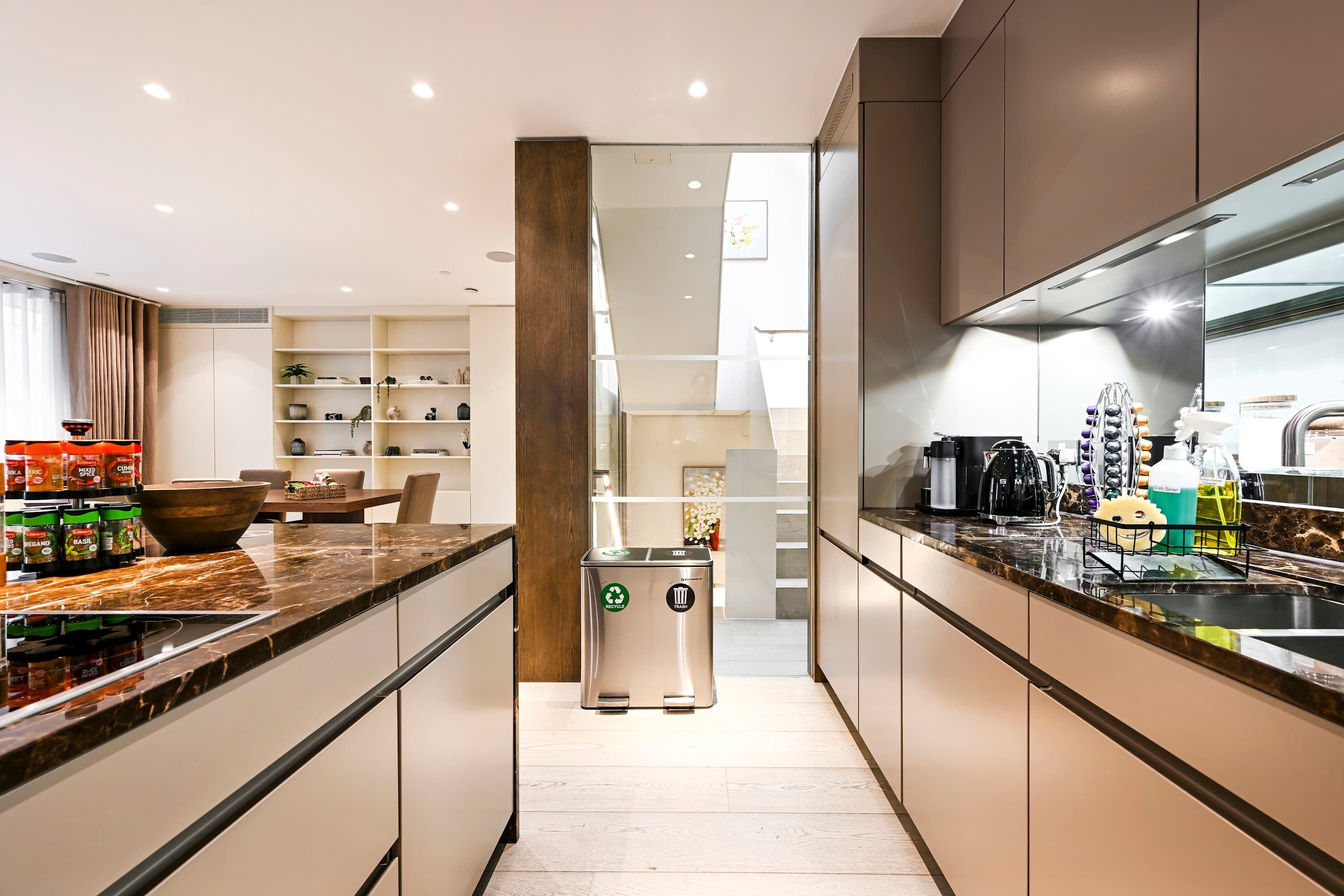 Kjøleskap, mikrobølgeovn, ovn og kokeplater