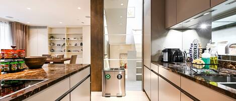 Kjøleskap, mikrobølgeovn, ovn og kokeplater