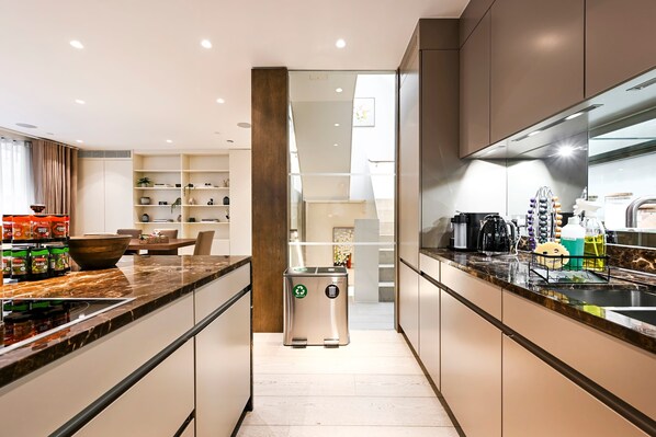 Réfrigérateur, micro-ondes, four, plaque de cuisson