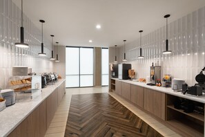 Breakfast area - La Quinta Inn & Suites By Wyndham Jackson (Jackson)