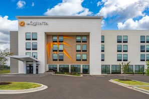 Exterior - La Quinta Inn & Suites By Wyndham Jackson (Jackson)