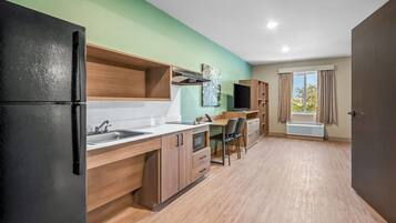 Suite, 1 grand lit, non-fumeurs | Bureau, Wi-Fi gratuit, draps fournis