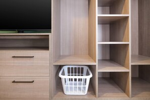 Escritorio, wifi gratis, ropa de cama