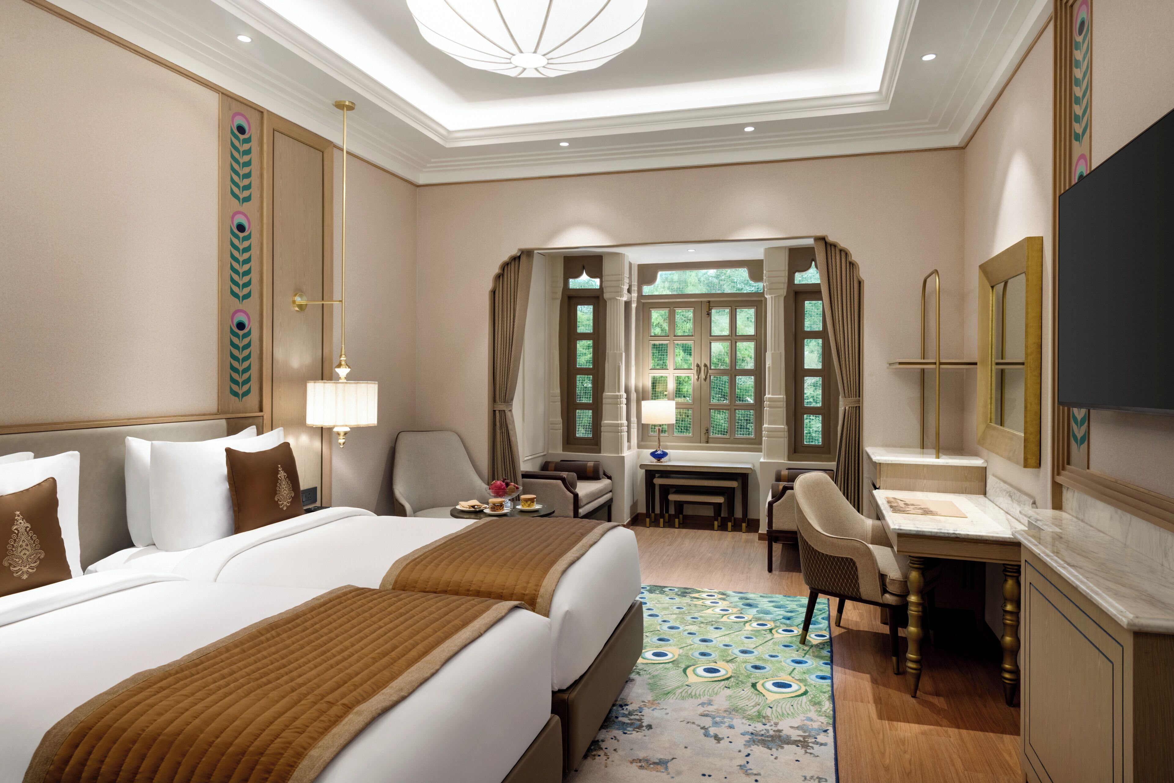 Luxe beddengoed, pillowtop-bedden, een minibar, een kluis op de kamer