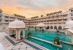 Een buitenzwembad, open van 06.00 uur tot 19.00 uur, en ligstoelen