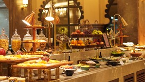 Ein reichhaltiges Buffet mit verschiedenen Speisen und einem Spiegel im Hintergrund.