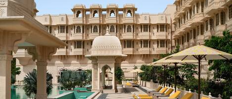 Ulkouima-allas avoinna 6.00–19.00, aurinkotuoleja