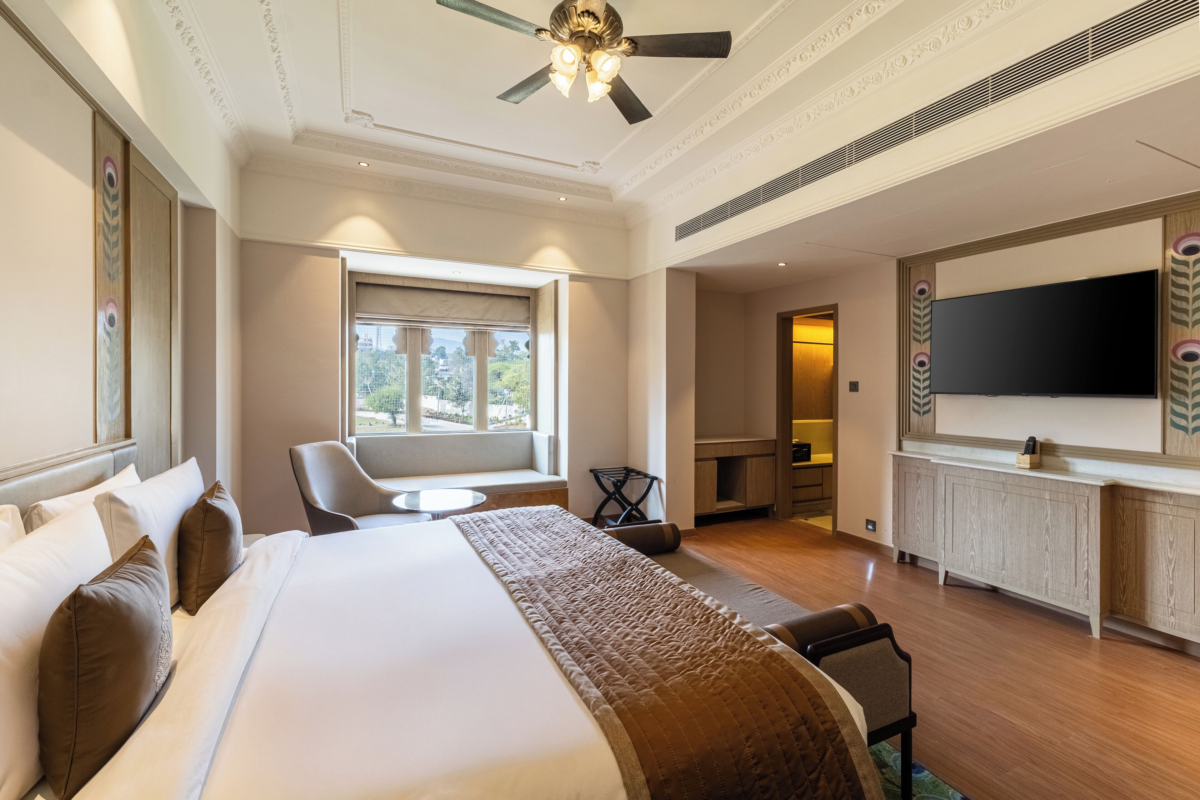 Kamar Keluarga, 1 Tempat Tidur King (Sajjangarh View Palace) | Seprai premium, bantalan ekstra lembut, minibar, dan brankas