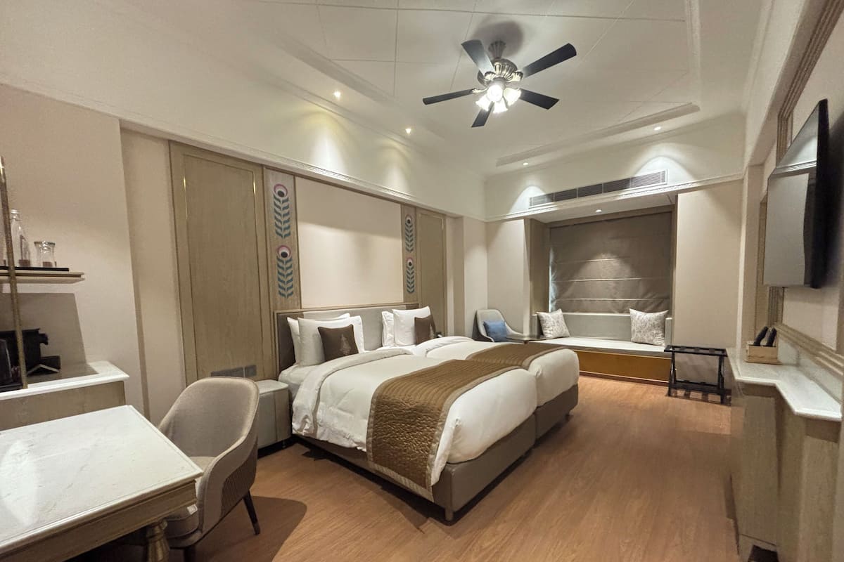 Habitación con 2 camas individuales, 2 camas individuales (Heritage Palace, Aravalli Hill View) | Ropa de cama de alta calidad, colchones con acolchado adicional, minibar