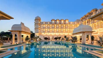 Udendørs pool, åben fra kl. 06.00 til kl. 19.00, liggestole