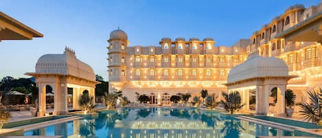 Piscina a l'aire lliure (horari: 06:00-19:00) i gandules