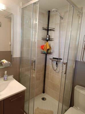 Shower, hair dryer, towels, toilet paper