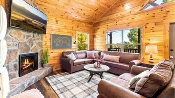 Smart TV, chimenea y futbolito