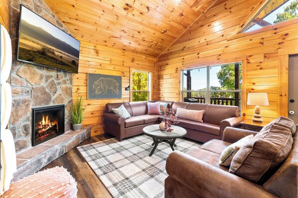 Smart TV, fireplace, table football - Pool Cabin, Xtra Pools, Views, Hot Tub, Arcades, Free Mini-Golf, Dog Friendly (Pigeon Forge)