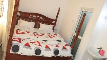 1 dormitorio, tabla de planchar con plancha, Internet y ropa de cama