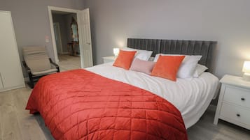 2 dormitorios, decoración individual, mobiliario individual