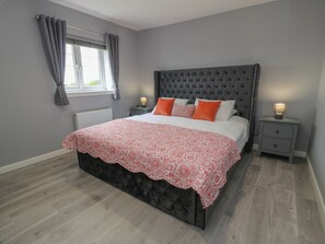 2 bedrooms, individually decorated, individually furnished, free WiFi - The Dairy (Airdrie)