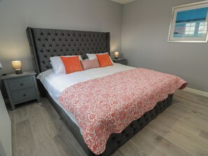 2 bedrooms, individually decorated, individually furnished, free WiFi - The Dairy (Airdrie)