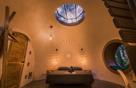 1 bedroom, WiFi, bed sheets. Dome shaped bungalow in a lush tropical forest, steps away from ocean views.