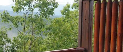 Cabaña, varias camas, hidromasaje, vista a la montaña (Heavenly Sunrise) | Tina de hidromasaje al aire libre