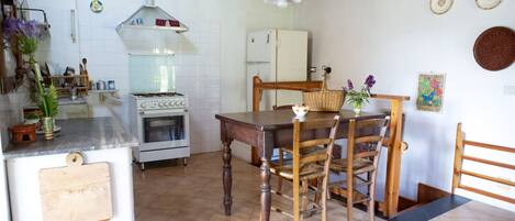 Refrigerador, horno, placa de cocina, cafetera/tetera