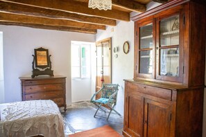 1 bedroom, desk, WiFi, bed sheets