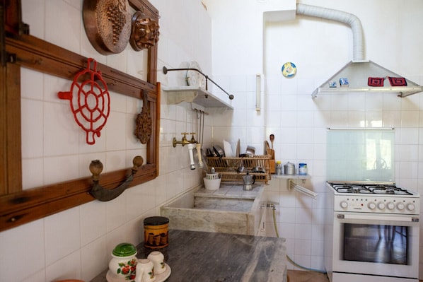 Fridge, oven, stovetop, coffee/tea maker