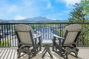 콘도, 침대(여러 개), 발코니, 산 전망 (Mountain View Condo 1306) | 숙박 시설 구내