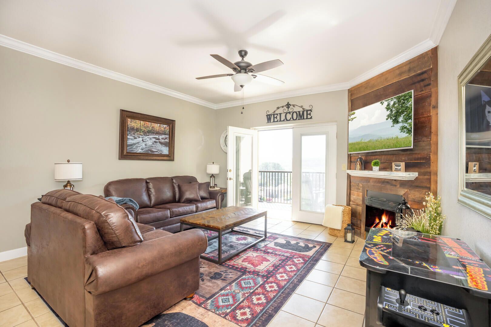 Condo, varias camas, balcón, vista a la montaña (Mountain View Condo 1306) | Área de sala de estar