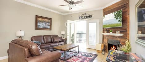 Condo, varias camas, balcón, vista a la montaña (Mountain View Condo 1306) | Área de sala de estar