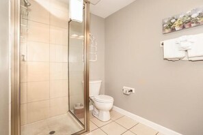 Huoneisto, useita sänkyjä, parveke, vuoristonäköala (Mountain View Condo 1306) | Kylpyhuone | Pyyhkeet