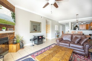 콘도, 침대(여러 개), 발코니, 산 전망 (Mountain View Condo 1306) | 거실 공간