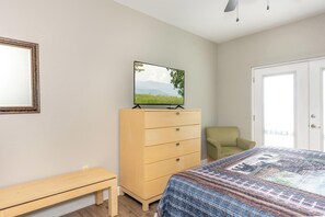 콘도, 침대(여러 개), 발코니, 산 전망 (Mountain View Condo 1306) | 3 개의 침실, 각각 다른 스타일의 인테리어, 각각 다르게 가구 비치, 침대 시트