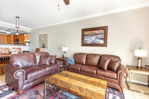 콘도, 침대(여러 개), 발코니, 산 전망 (Mountain View Condo 1306) | 거실 공간