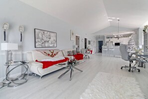 Smart TV, chimenea, reproductor de DVD y libros 